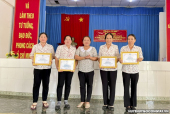 Cô Lê Thị Ngọc Rằng (thứ 2 phải qua) nhận giấy khen hội LHPN xã.