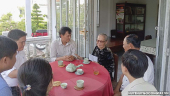 Lãnh đạo Huyện ủy Gò Công Tây thăm và tặng quà gia đình Mẹ Việt Nam anh hùng Nguyễn Thị Bích.