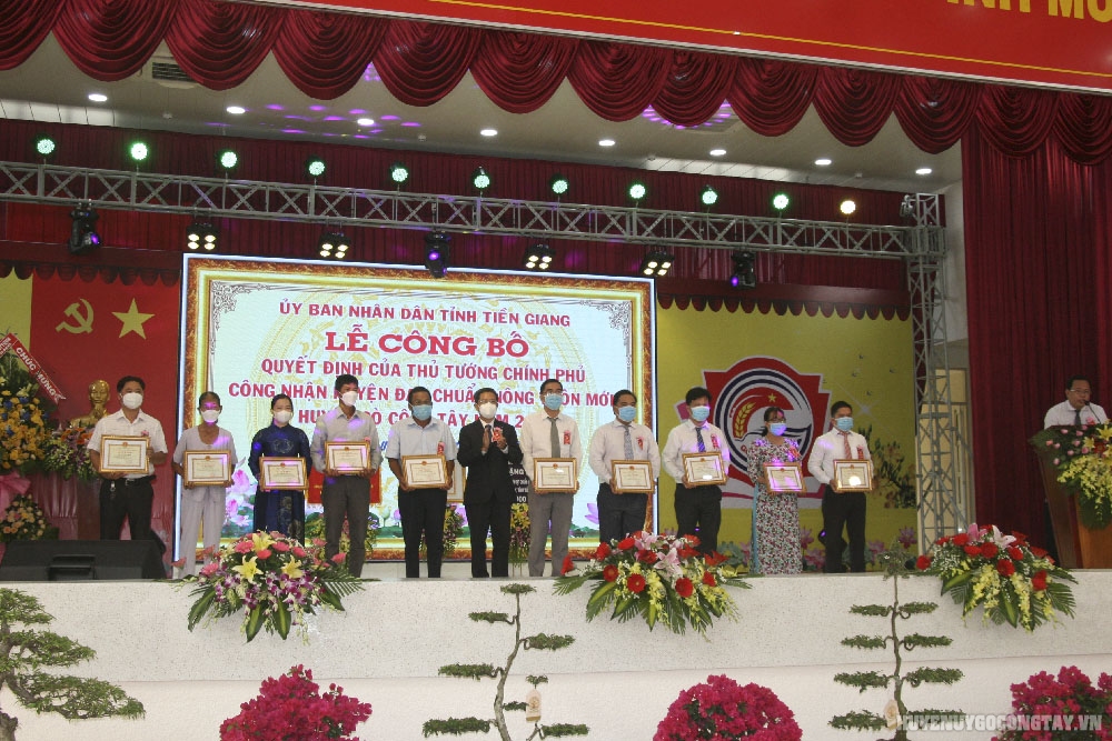 Đòng chí Huỳnh Thanh Bình, Chủ tịch UBND huyện Gò Công Tây trao giấy khen của UBND huyện cho các tập thể, cá nhân có thành tích trong xây dựng nông thôn mới