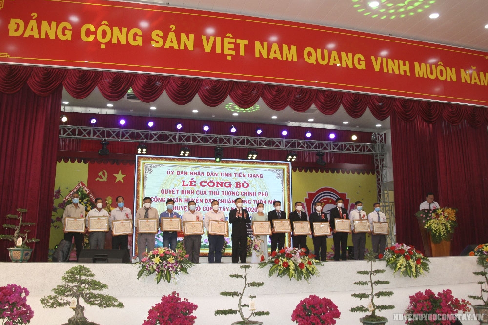 Đồng chí Nguyễn Văn Vĩnh trao Bằng khen của UBND tỉnh cho các tập thể, cá nhân có thành tích xuất sắc trong xây dựng nông thôn mới
