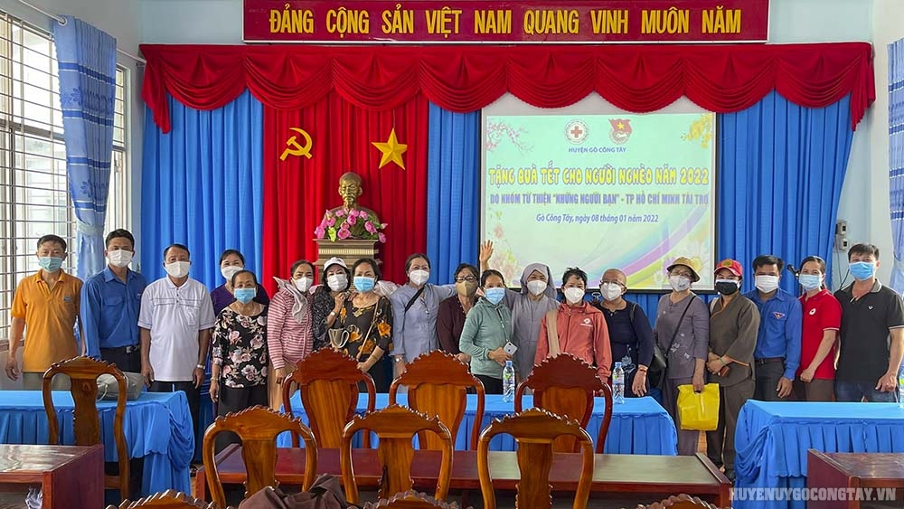 Hội Chữ thập đỏ, Huyện đoàn Gò Công Tây và nhóm từ thiện “Những người bạn” – TP. Hồ Chí Minh tổ chức tặng quà tết cho người nghèo, người mù huyện Gò Công Tây và Tân Phú Đông