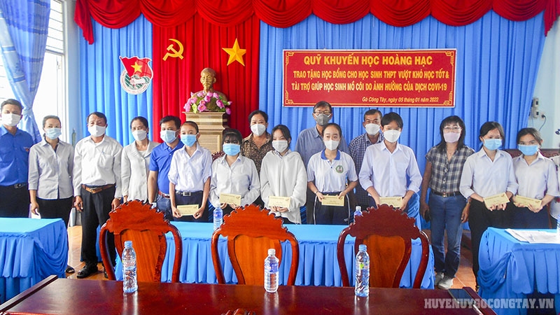 Trao các suất học bổng đến các em học sinh vượt khó học tốt và các em có hoàn cảnh khó khăn do dịch Covid-19