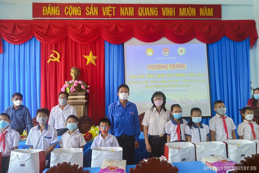 Đại diện Ban Thường vụ Huyện đoàn và Hội Khuyến học trao tặng học bổng cho các em học sinh