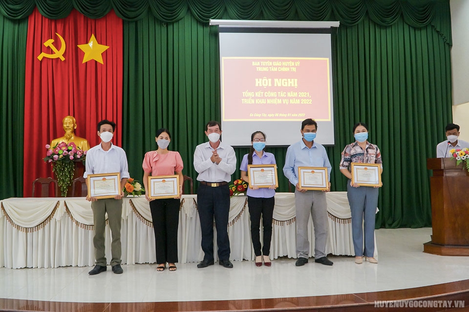 Khen thưởng các cá nhân có thành tích xuất sắc tại Hội nghị tổng kết công tác Tuyên giáo năm 2021