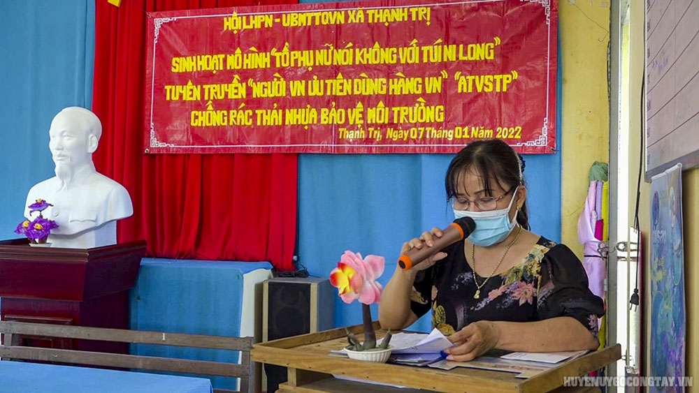 Sinh hoạt mô hình “Tổ phụ nữ nói không với túi nilon” tại ấp Thạnh Yên, xã Thạnh Trị