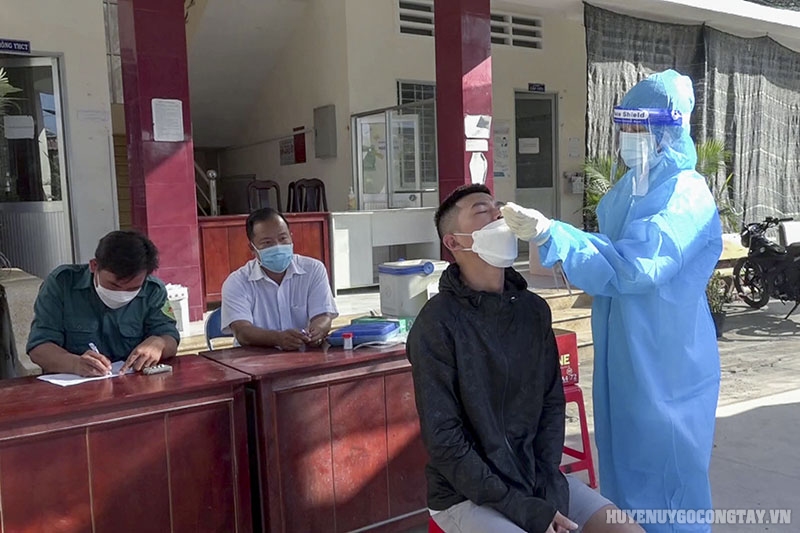 Tổ chức test Covid-19 cho thanh niên nhập ngũ tại Trạm Y tế Thị trấn Vĩnh Bình