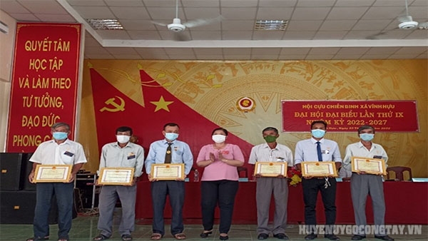 Đ/c Dương Thị Bích Liên- Phó Chủ tịch UBND xã tặng giấy khen cho 2 tập thể và 6 cá nhân hoàn thành tốt nhiệm vụ công tác Hội Cựu chiến binh Nhiệm kỳ (2017-2022)