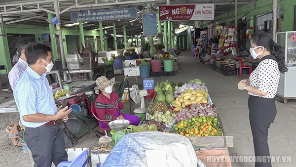 Đoàn giám sát HĐND huyện đi thực tế, gặp gỡ các hộ kinh doanh tại chợ Đồng Thạnh.