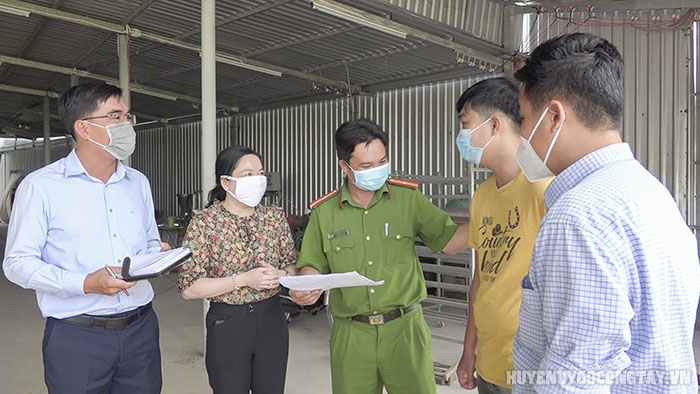 Đ/c Lê Nhất Nam - Phó Chủ tịch HĐND huyện thăm hỏi, động viên thanh niên cai nghiệm ma túy