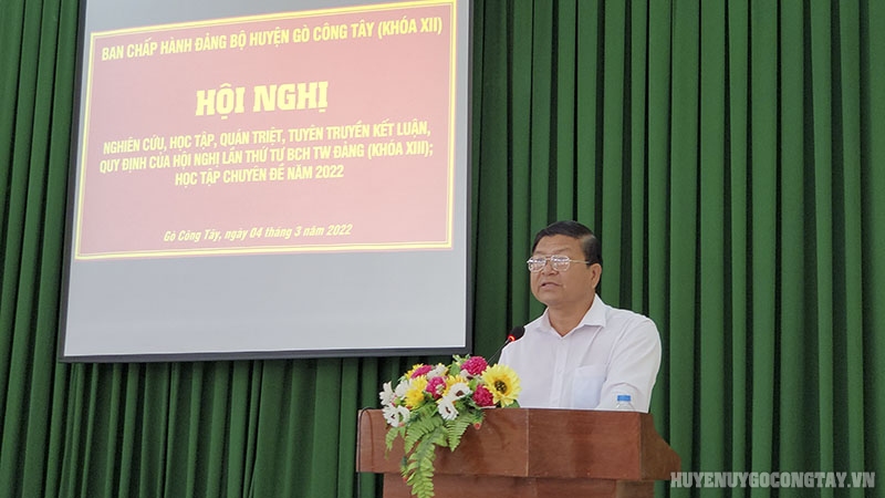 Đ/c Hồ Văn Hùng - UVBTV, Trưởng Ban Tuyên giáo Huyện ủy phát biểu tại Hội nghị quán triệt, triển khai chuyên đề học tập năm 2022