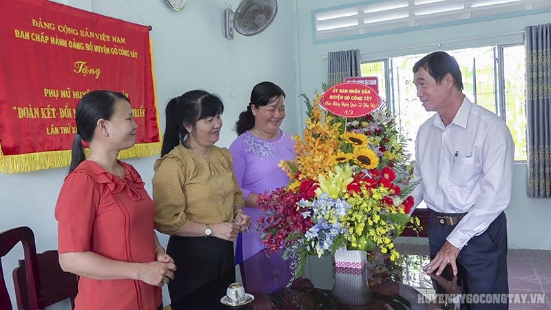 Đ/c Nguyễn Thanh Tuấn - Phó Chủ tịch UBND huyện đến thăm và chúc mừng Hội Liên hiệp Phụ nữ huyện