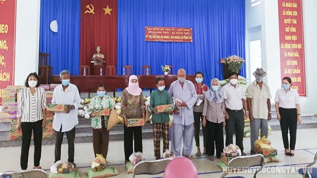 Lãnh đạo Đảng ủy, UBND xã Đồng Sơn cùng ông Hồ Văn Tỷ tặng cho các hộ nghèo trên địa bàn xã