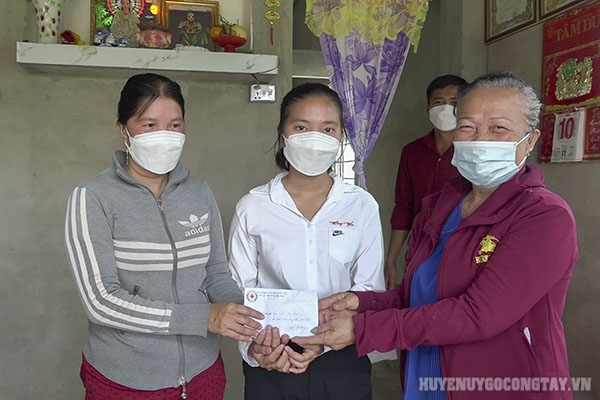 Bà Đỗ Thị Hai trao số tiền 10 triệu đồng hỗ trợ xây nhà cho chị Chi