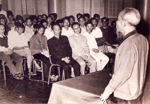 Bác Hồ nói chuyện với các giáo sư, cán bộ giảng dạy các trường ĐH và THCN, tháng 12-1958