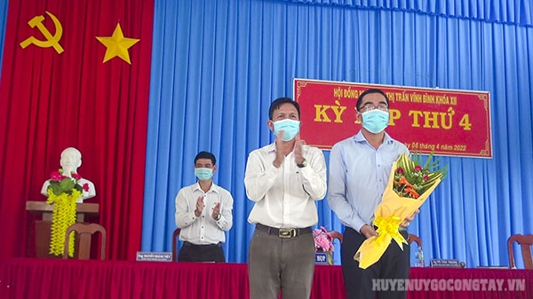 Đ/c Thạch Văn Dữ - Bí thư Đảng ủy thị trấn Vĩnh Bình tặng hoa chúc mừng đ/c Nguyễn Hoàng Tâm