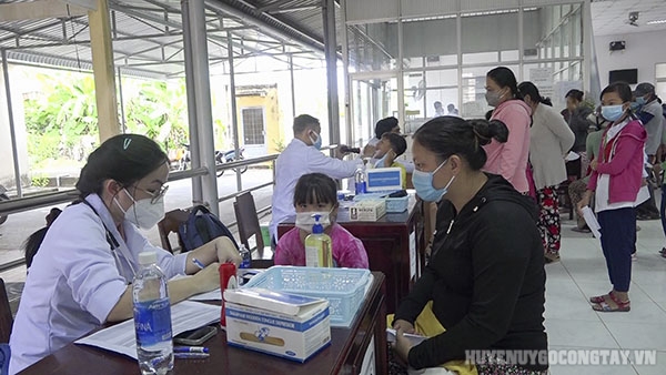 Bác sĩ Bệnh viện Nhi Đồng 1 tổ chức khám bệnh cho trẻ tại Trung tâm Y tế huyện