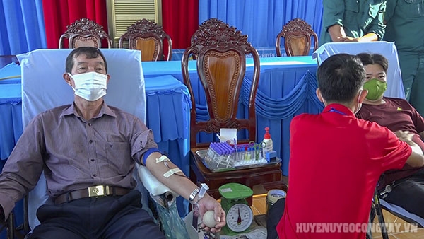 Đ/c Nguyễn Thanh Tuấn - HUV. Phó Chủ tịch UBND huyện tham gia hiến máu