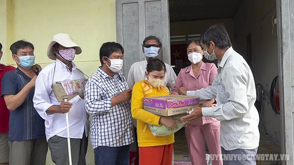 Hội Chữ thập đỏ huyện tổ chức tặng quà cho hội viên người mù