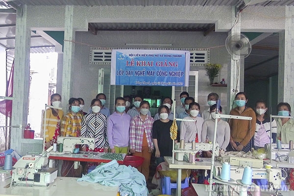Khai giảng lớp học nghề may công nghiệp tại tổ hợp may công nghiệp ấp Thạnh Phú, xã Đồng Thạnh