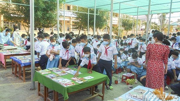 Không khí vui tươi của các em học sinh tại ngày hội đọc sách