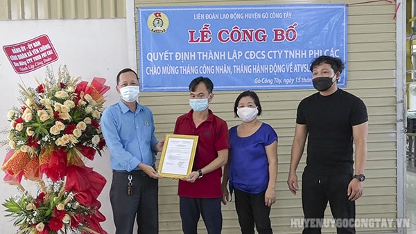 Đ/c Nguyễn Đình Thung – Phó Chủ tịch Liên đoàn Lao động huyện trao quyết định thành lập Công đoàn cơ sở Công ty TNHH Phi Các