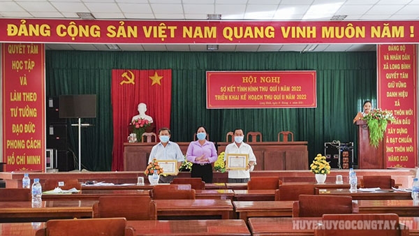 Đ/c Nguyễn Thị Kim Ngọc - Bí thư Đảng ủy xã trao giấy khen cho các đơn vị có thành tích xuất sắc trong công tác thu ngân sách quý I/2022