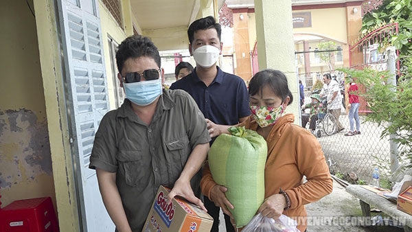 Tặng quà cho hội viên người mù