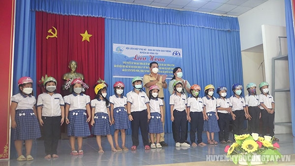 Công an phối hợp Hội LHPN huyện tuyên truyền an toàn giao thông tại trường tiểu học Đỗ Trình Thoại, xã Yên Luông.