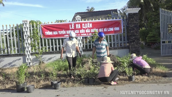 Xã Long Vĩnh ra quân thực hiện tuyến đường hoa kiểu mẫu năm 2022