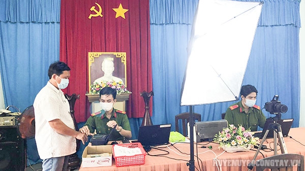 Người dân đăng ký làm thẻ Căn cước công dân tại xã Thạnh Nhựt