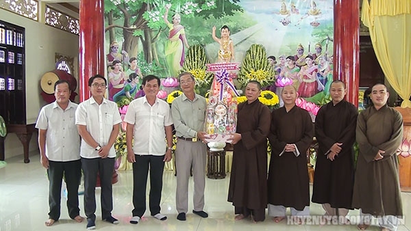 Đ/c Huỳnh Văn Hải - Phó Chủ tịch Ủy Ban MTTQ Việt Nam tỉnh thăm hỏi tặng quà cho Ban Trị sự Giáo hội Phật giáo Việt Nam huyện Gò Công Tây