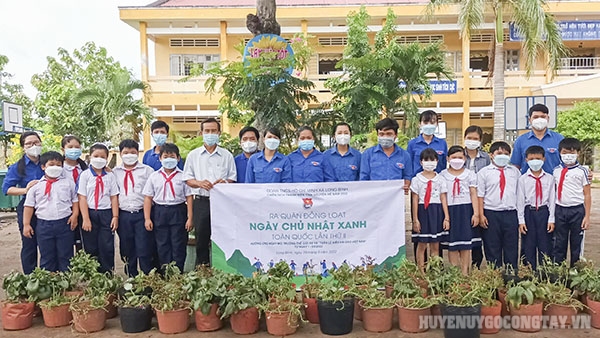 Ra quân “Ngày chủ nhật xanh” toàn quốc lần thứ II tại trường Tiểu học Nguyễn Văn Nhiều