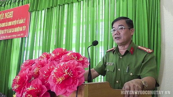 Thượng tá Cao Văn Chung – Huyện ủy viên, Phó Trưởng Công an huyện phát biểu tại hội nghị