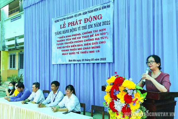 Bác sĩ Nguyễn Thị Phương Trang – Trung tâm Y tế huyện tuyên truyền cho phụ huynh và các em học sinh