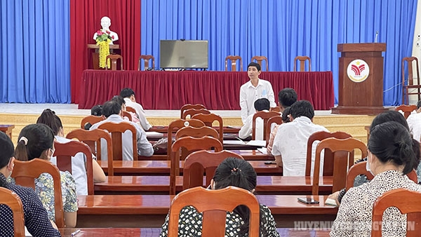 Đ/c Nguyễn Hoàng Việt – Phó Bí thư Thường trực Đảng ủy thị trấn Vĩnh Bình phát biểu tại cuộc họp