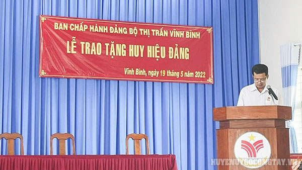 thi tran vinh binh trao huy hieu dang 2 (2)