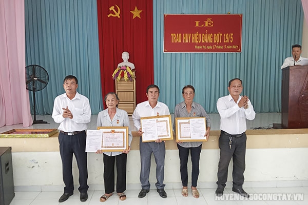 Đ/c Nguyễn Thanh Hoàng - Chủ nhiệm Ủy ban Kiểm tra Huyện ủy trao Huy hiệu Đảng cho các đảng viên