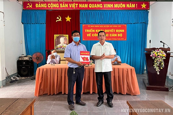 Đ/c Võ Minh Phụng - Huyện ủy viên, Phó Trưởng Ban Tổ chức Huyện ủy trao quyết định cho đ/c Nguyễn Nhật Bình