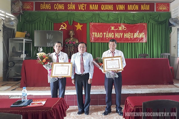 Đ/c Phạm Nguyễn Hoàng Vũ - Phó Bí thư Thường trực Huyện ủy trao huy hiệu đảng cho các đồng chí đảng viên tại Đảng bộ xã Bình Nhì