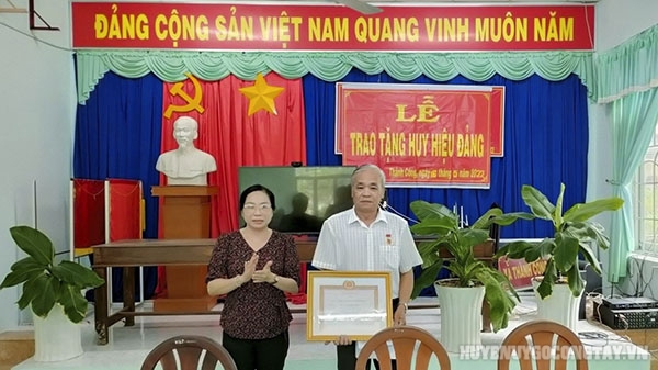 Đ/c Lê Nhất Nam - Phó Chủ tịch HĐND huyện trao huy hiệu 30 năm tuổi Đảng cho đ/c Lê Thanh Nhàn