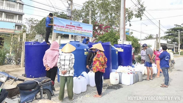 Đoàn viên hỗ trợ vận chuyển cung cấp nước cho người dân đợt hạn mặn