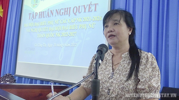 Lê Thị Kiều Chinh - Huyện ủy viên, Chủ tịch Hội Liên hiệp Phụ nữ huyện báo cáo tại hội nghị