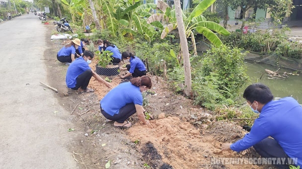 Đoàn viên tham gia trồng cây tuyến đường nông thôn mới