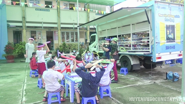 24 6 cac em duoc huong dan tham gia cac tro choi tao hinh bong bong