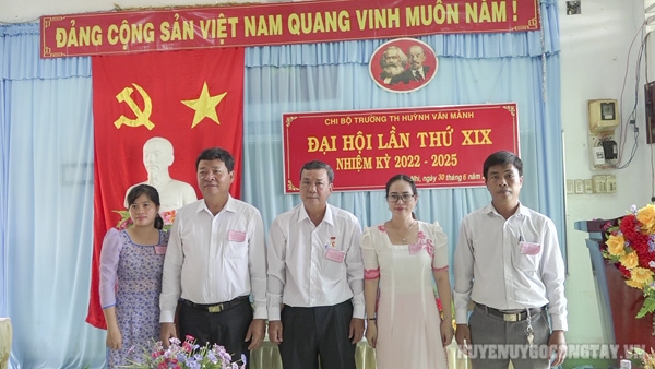 30 6 ra mat chi uy chi bo truogn tieu hoc Huynh Van Manh nhiem ky mới 2022 2025