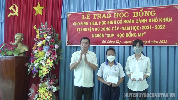 Đ/c Nguyễn Văn Vững -  Phó Chủ tịch Hội Khuyến học tỉnh Tiền Giang trao học bổng cho các em học sinh