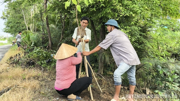 Ban lãnh đạo ấp Bình Hòa Long trồng cây dọc tuyến Huyện lộ 20