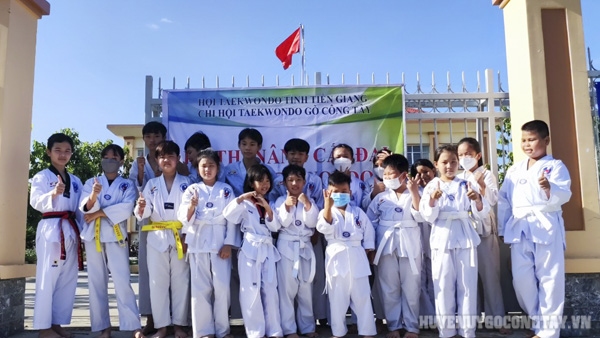 Các thí sinh CLB Taekwondo xã Long Bình thi thăng cấp đai Quý II năm 2022