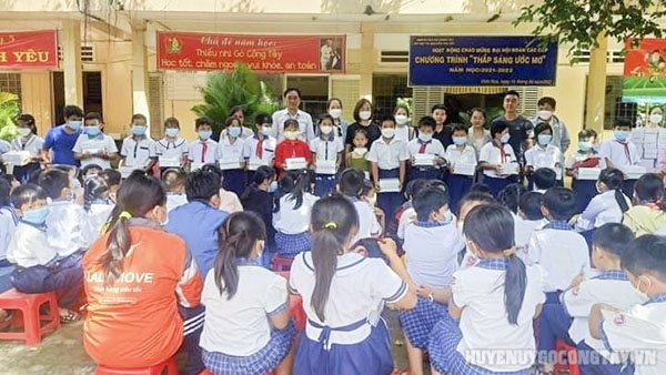 Đại diện nhà tài trợ đã trao tặng những phần quà cho các em học sinh Trường Tiểu học Nguyễn Thị Tốt