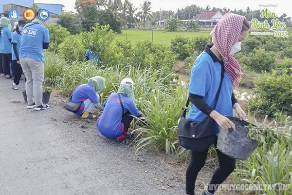 Sinh viên của của Câu lạc bộ tham gia trồng cây xanh tại ấp Thọ Khương, xã Bình Phú